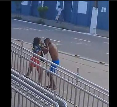Imagem - Vídeo: casal briga no meio da pista do BRT em Belém