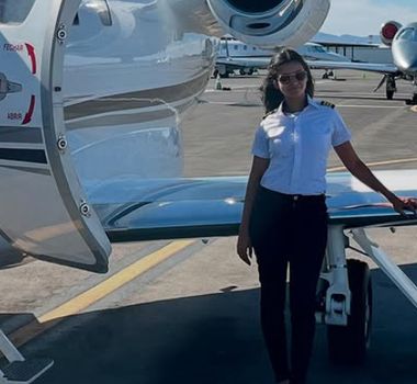 Imagem - Quem é a piloto de 23 anos responsável pelo pouso de emergência de Livia Andrade