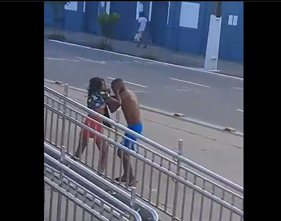 Durante a discussão, os dois se distraem e por pouco não são atingidos por um ônibus da linha troncal do BRT.