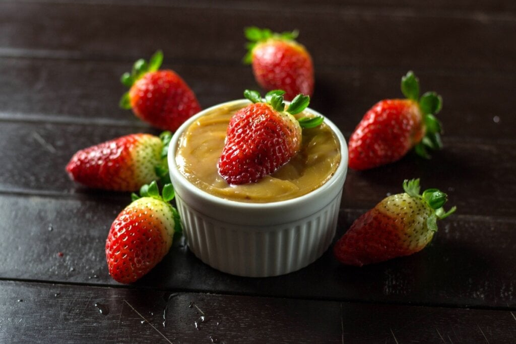 Escondidinho de doce de leite com morango (Imagem: ossadah | Shutterstock)