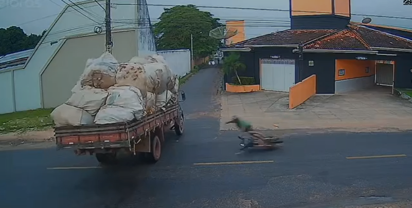 Imagem - Motociclista tenta frear e morre ao ser arremessado contra caminhão em Castanhal