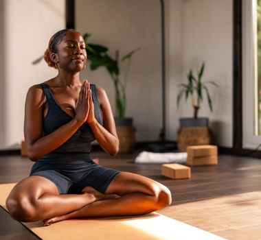 Imagem - Conheça os benefícios da prática de yoga às cegas