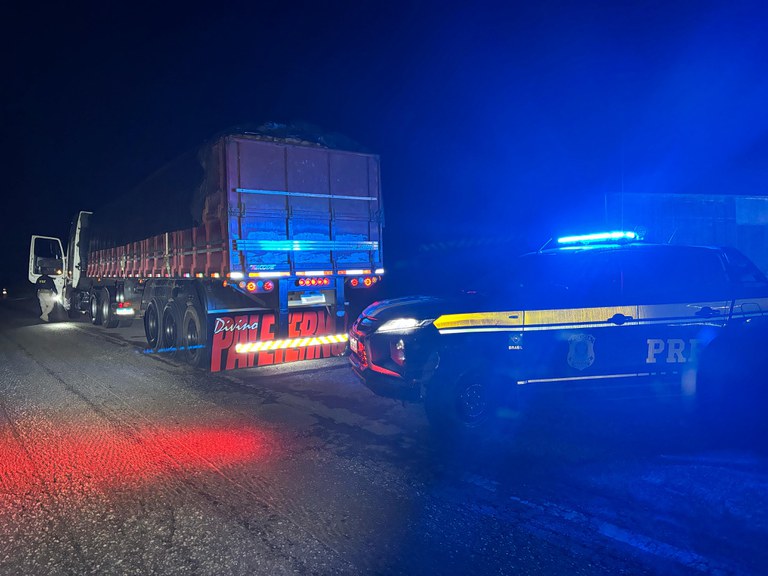 Imagem - Caminhão com 41 m³ de madeira serrada e documento falso é apreendido, em Cachoeira do Piriá/PA