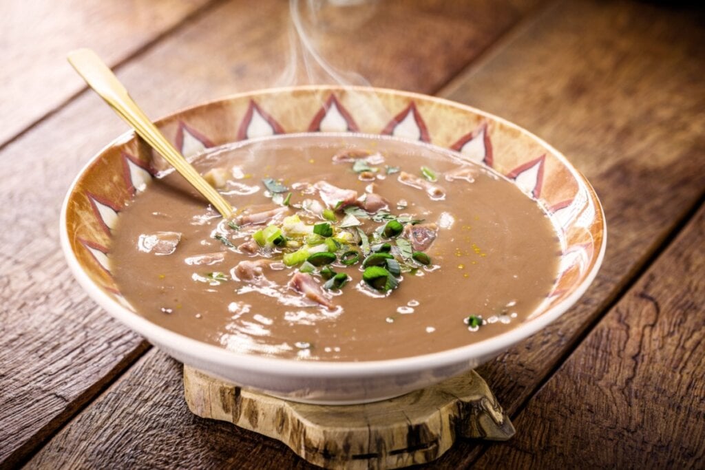 Caldo de feijão (Imagem: RHJPhtotos | Shutterstock) 