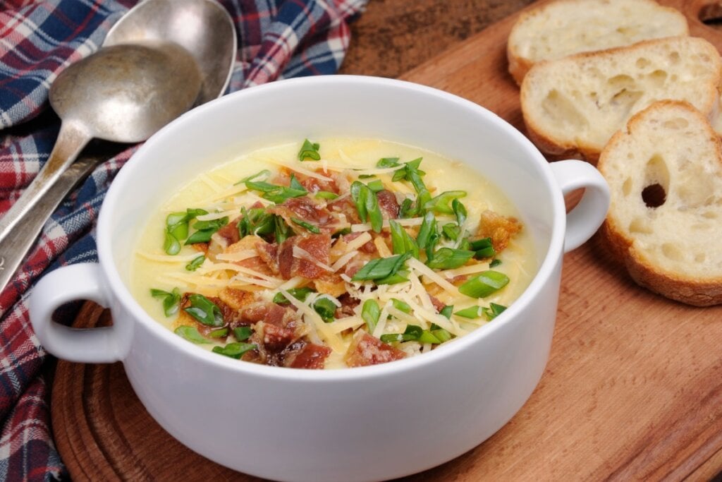 Caldo de mandioca com bacon (Imagem: apolonia | Shutterstock)