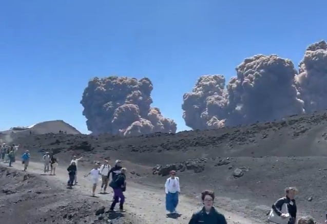 Imagem - Vídeo: vulcão Etna entra em erupção na Itália e turistas correm com medo
