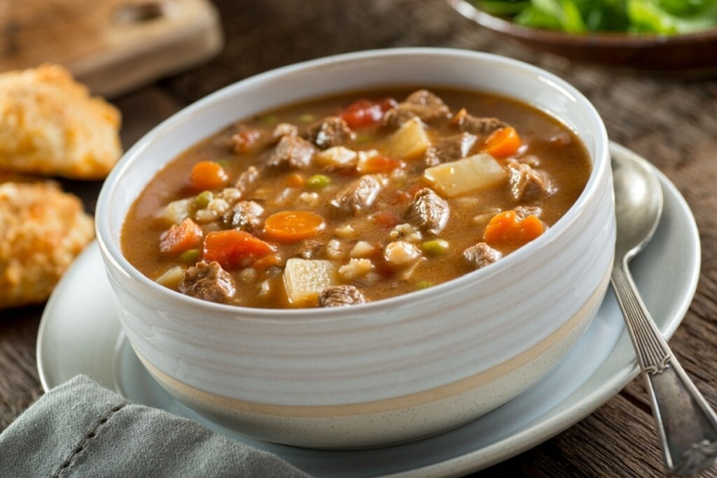 Sopa de carne com cevada e legumes (Imagem: Foodio | Shutterstock)