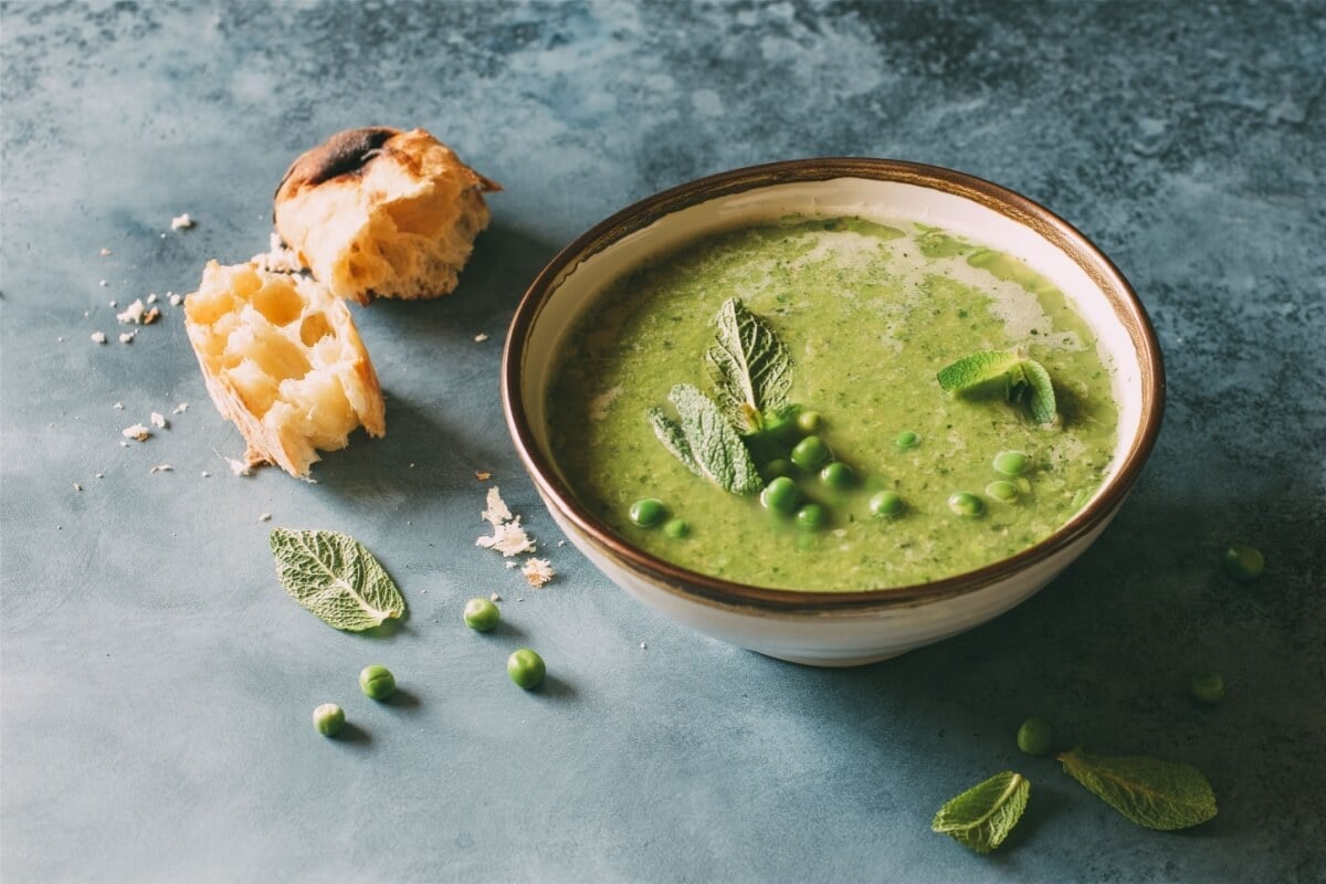 Sopa de ervilha com hortelã (Imagem: Anna Puzatykh | Shutterstock)