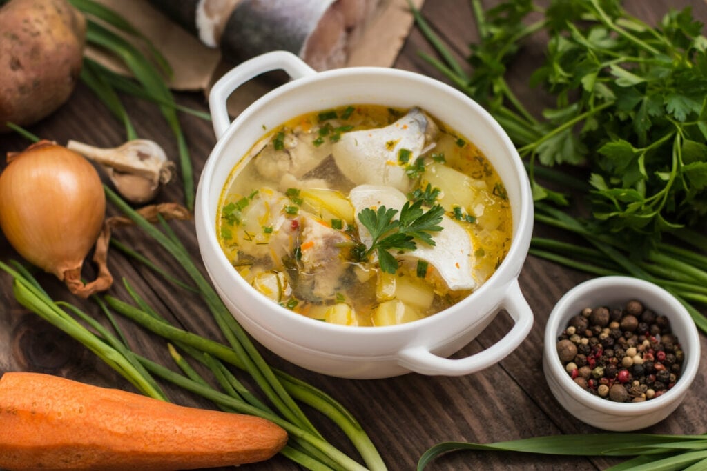 Sopa de peixe com batata (Imagem: Mahara | Shutterstock)