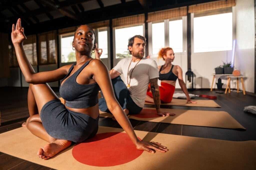 Um professor pode ajudar a manter a constância no yoga (Imagem: f.t.Photographer | Shutterstock) 