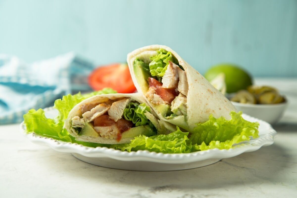 Wrap de frango com abacate (Imagem: MariaKovaleva | Shutterstock)