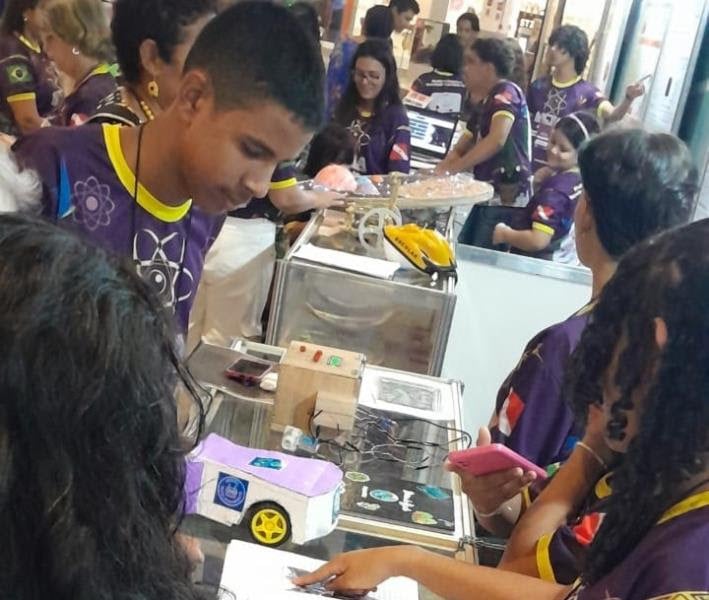 Estudantes trabalham com robótica nas aulas