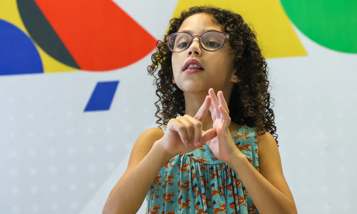 O atendimento especializado tem o objetivo de garantir igualdade de oportunidades para todos os participantes com deficiências e transtornos, bem como gestantes e lactantes. 
