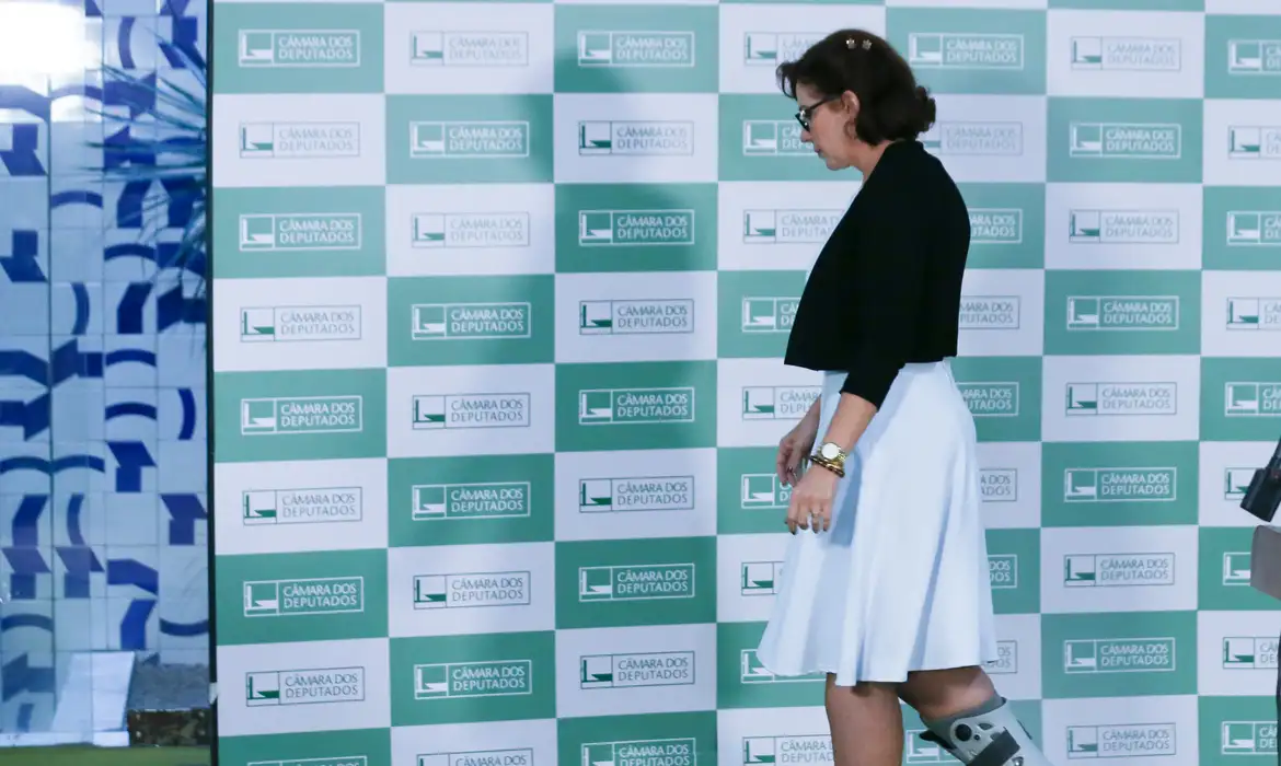 Imagem - STF vê Carla Zambelli como foragida após parlamentar deixar o Brasil