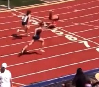Imagem - Atleta vence prova dando cambalhotas após queda nos EUA; assista