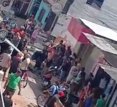 Imagem - Vídeo: carro capota após atingir feira no Icuí, em Ananindeua