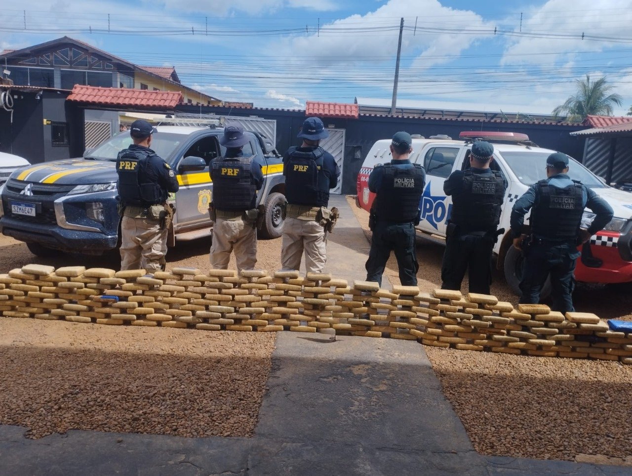 Imagem - PRF e PM apreendem mais de 200 kg de maconha escondidos em fundo falso de caminhão, em Anapu, no Pará