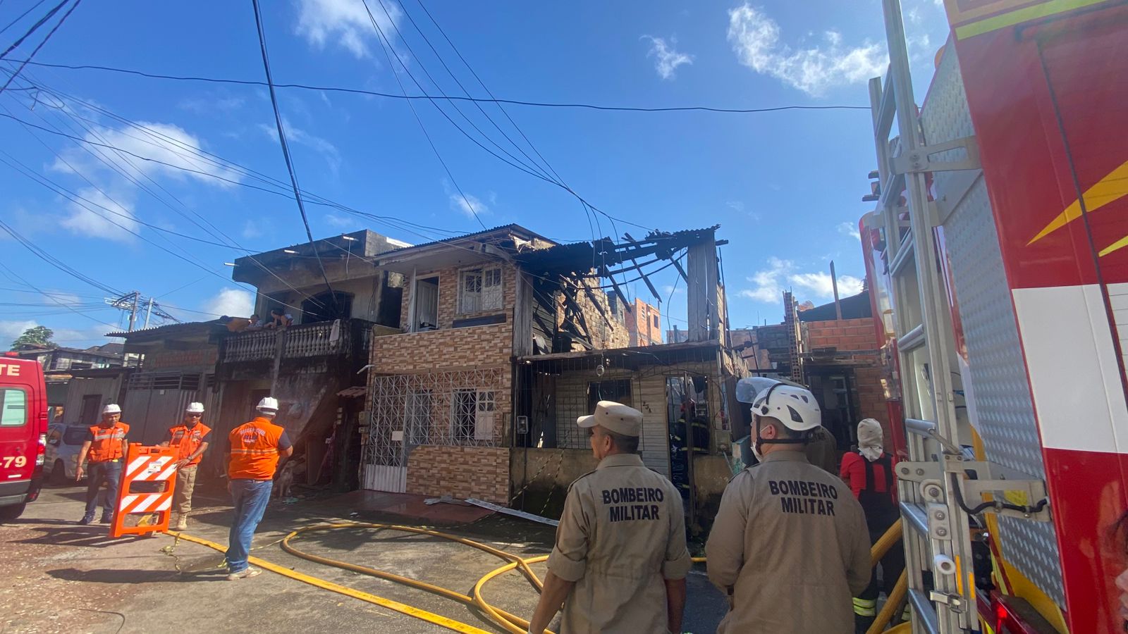 A equipe da Defesa Civil, juntamente com agentes do CBM, finalizam o trabalho de contensão das chamas.