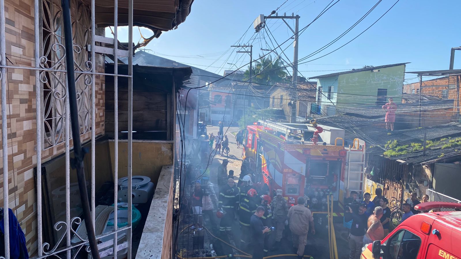 Após um incêndio atingir três casas e uma delas ter perda total, pelo menos cinco famílias foram afetadas.