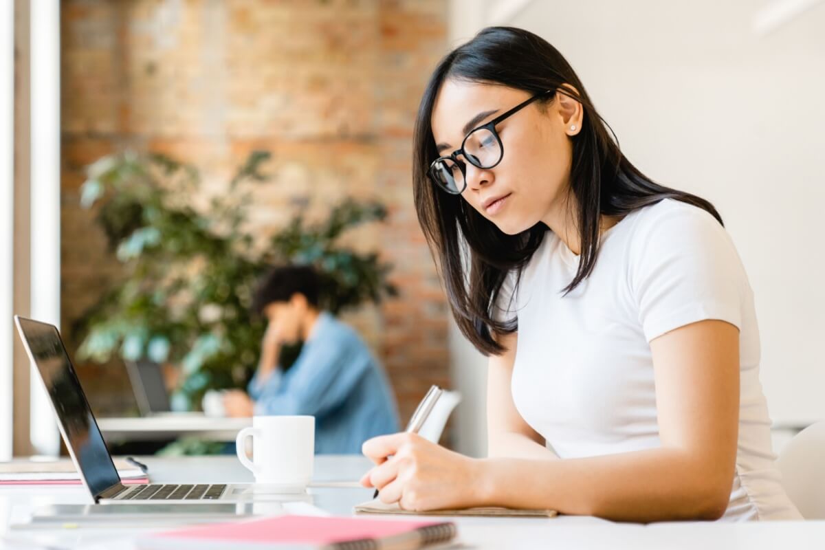 A redação da Fuvest traz mudanças para o exame desse ano (Imagem: Inside Creative House | Shutterstock)