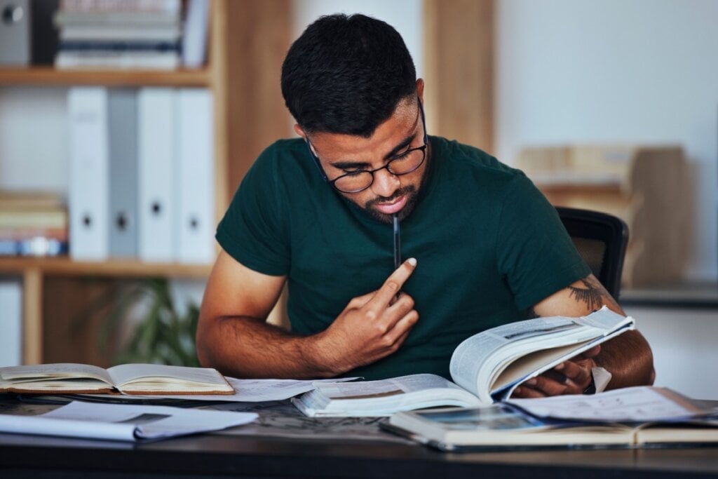 É importante organizar as informações durante os estudos (Imagem: PeopleImages.com &#8211; Yuri A | Shutterstock)