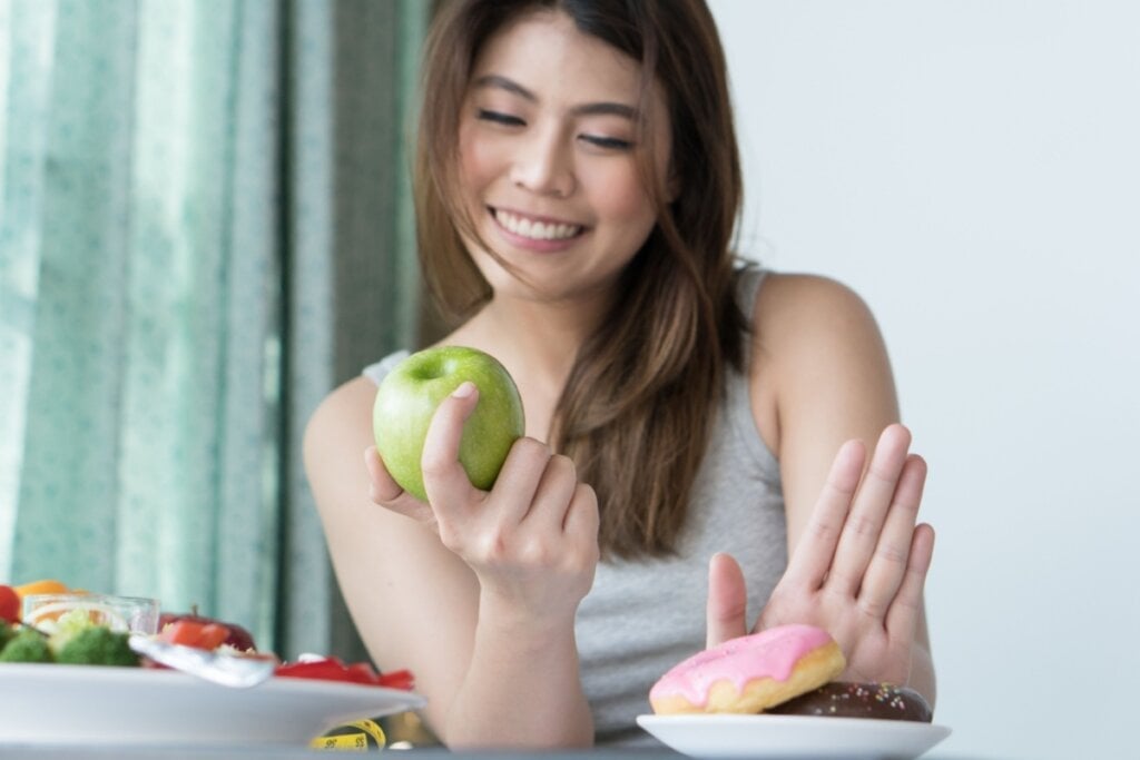 Substituir sobremesas doces por frutas frescas é um ótimo passo para diminuir a ingestão de açúcar (Imagem: Pormezz | Shutterstock)