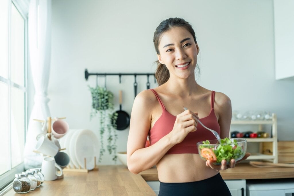 Uma boa composição corporal demanda dieta equilibrada e rotina de exercícios (Imagem: Hananeko_Studio | Shutterstock)