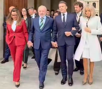 Imagem - Lula e Janja entram de mãos dadas com Macron e Brigitte no Palácio do Eliseu, em Paris; assista