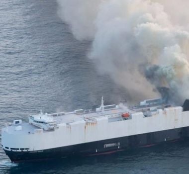 Imagem - Navio com 3 mil carros pega fogo e é abandonado no Pacífico