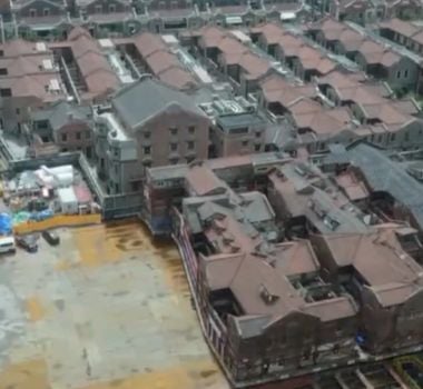 Imagem - Vídeo: prédios centenários de 7,5 mil toneladas são movidos com ajuda de 400 robôs em Xangai