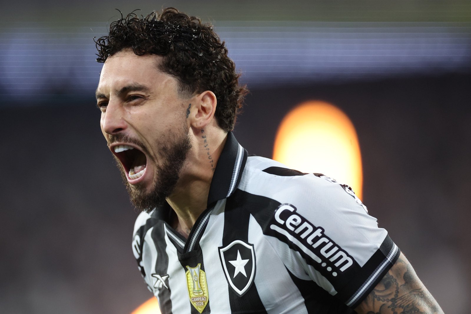 Alex Telles comemora gol pelo Fogão - 