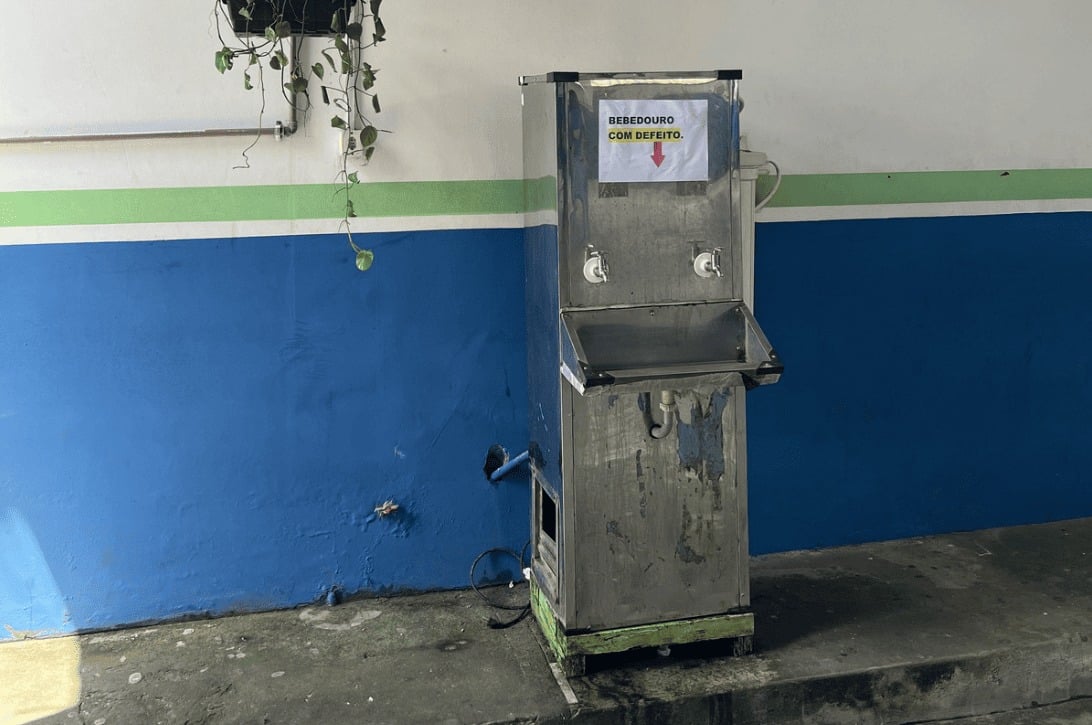 Bebedouro quebrado em escola municipal de Magalhães Barata no Pará. 