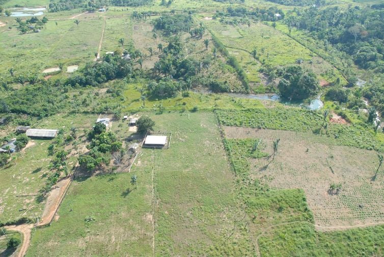 BNDES tem por norma não contratar operações de crédito rural cujo beneficiário final tenha embargos listados pelo Ibama. 