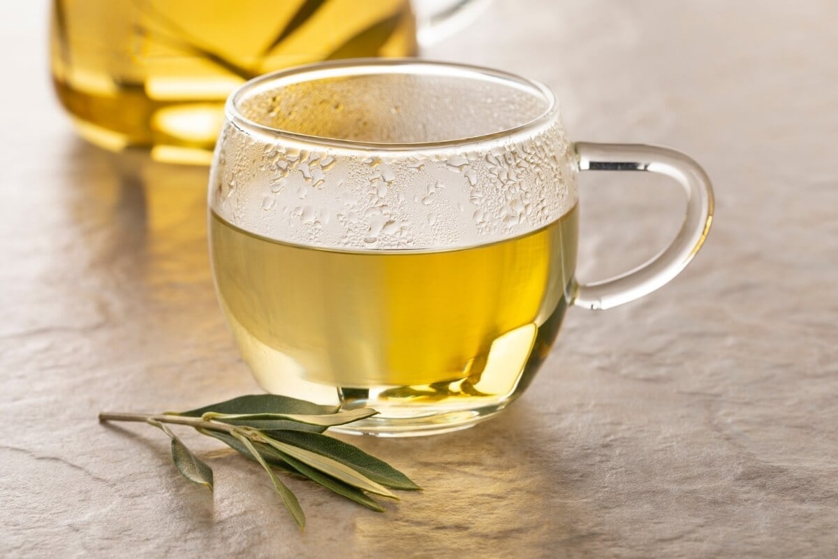Chá de oliveira com gengibre e limão (Imagem: Picture Partners | Shutterstock) 