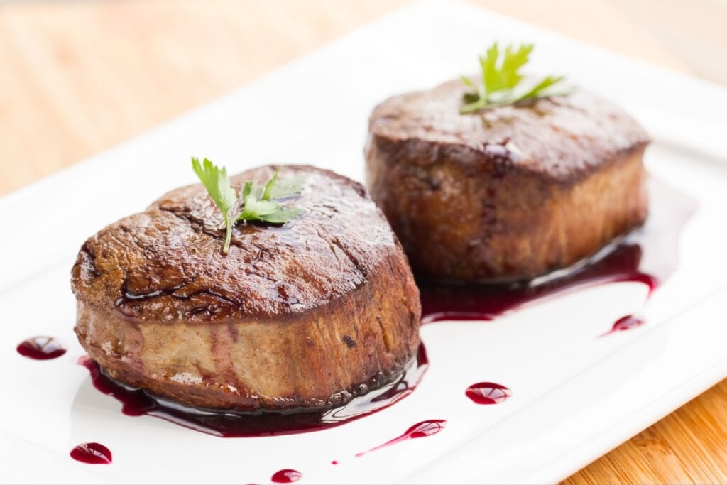 Medalhões de filé mignon com molho de vinho tinto (Imagem: tmalucelli | Shutterstock) 