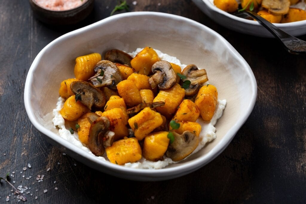 Nhoque de abóbora com cogumelo e ricota (Imagem: Pronina Marina | Shutterstock)