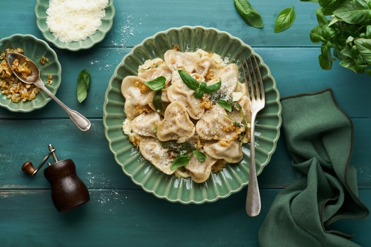 Ravioli com carne e cebola caramelizada (Imagem: Katarzyna Hurova | Shutterstock)