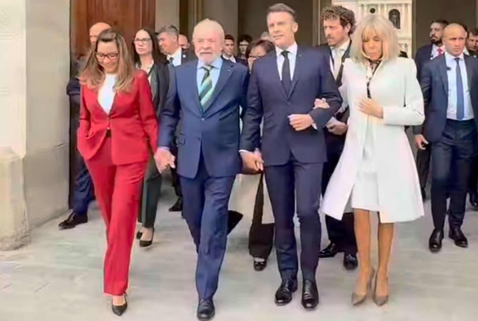 Lula e Janja entram de mãos dadas com Macron e Brigitte no Palácio do Eliseu, em Paris.