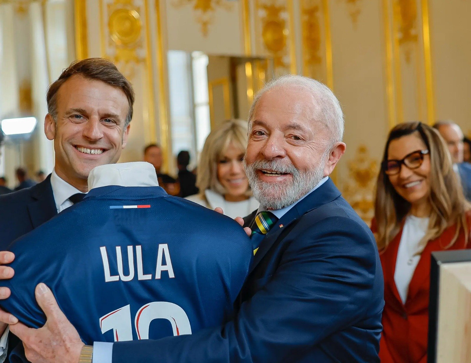 O presidente brasileiro Luiz Inácio Lula da Silva sendo homenageado na Academia Francesa.