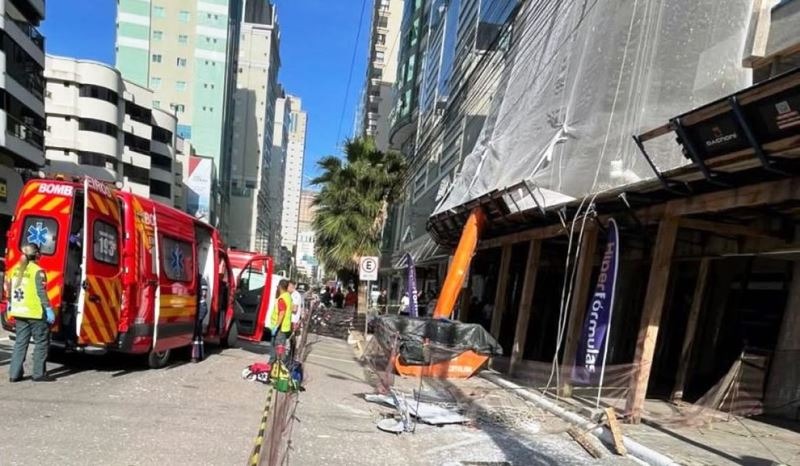 Um pintor morreu após cair do último andar de um prédio em construção, em SC.