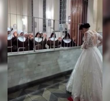 Imagem - Ex-freira visita convento no dia do casamento e recebe bênção emocionante das irmãs; assista