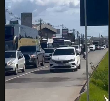 Imagem - Vídeo: ônibus fica no prego e complica o trânsito na BR 316