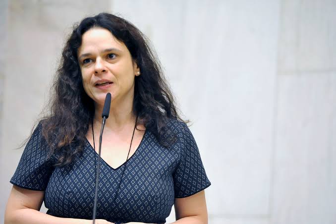A acusação envolve a inscrição de cinco candidatas “laranjas”, mulheres que teriam sido registradas apenas para cumprir a exigência legal de participação mínima de candidatas do sexo feminino.