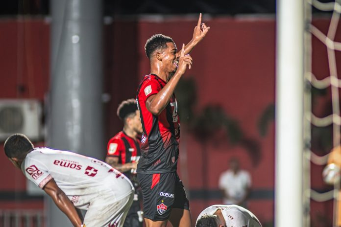 Carlinhos vem atuando pelo clube baiano - 