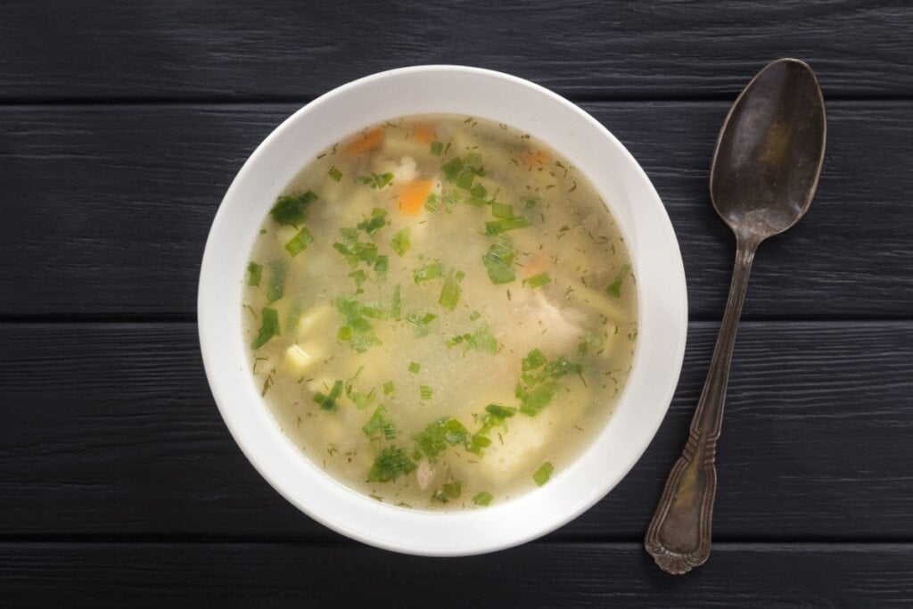 Caldo de frango (Imagem: Slava Galaka | Shutterstock)