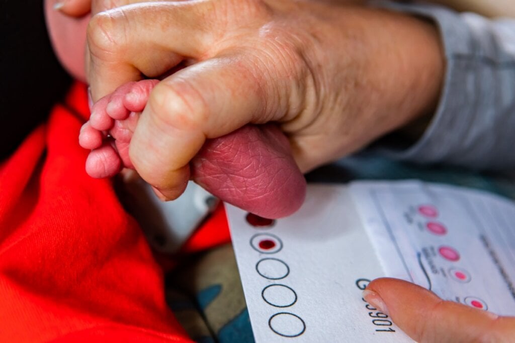 O teste do pezinho é feito pela coleta de sangue do calcanhar do recém-nascido (Imagem: Valmedia | Shutterstock)