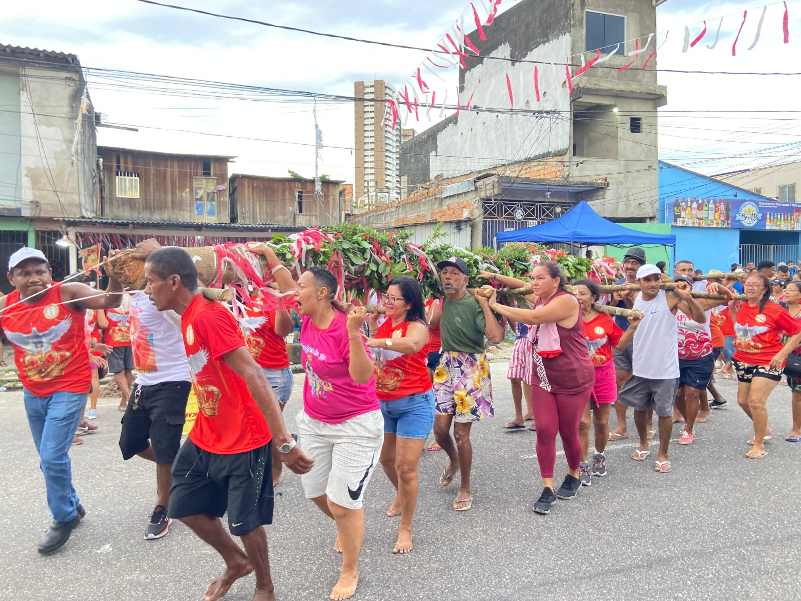 Moradores do Telégrafo celebram o Divino Espírito Santo na Festa do Mineiro Pau