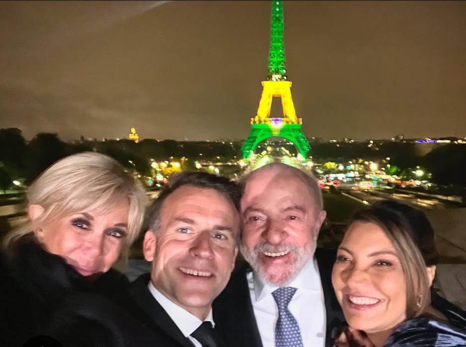 (Presidente do Brasil, Luiz Inácio Lula da Silva, o presidente da França, Emmanuel Macron, e das primeiras-damas do Brasil e da França, Janja da Silva e Brigitte Macron.)