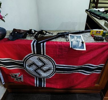 Imagem - Com imagem de Hitler na geladeira, homem é preso com armas e apologia ao nazismo