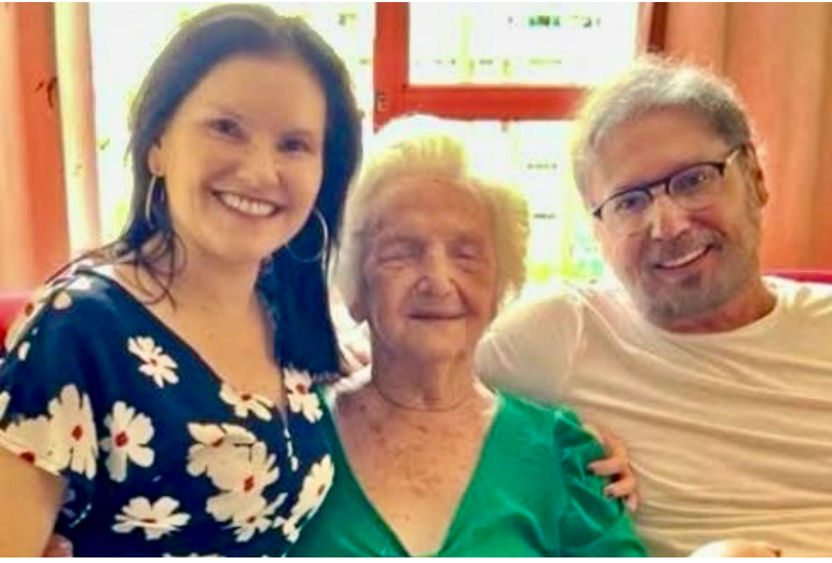 Arlindo Guimarães com a sua mãe, Madalena, e Claudia Miralha
